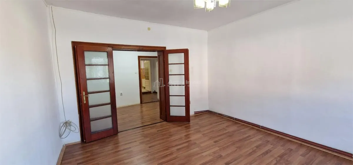 House / villa for sale 100 sqm in Resita, Muncitoresc area - foto 3