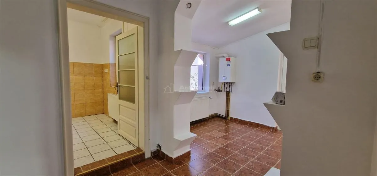 House / villa for sale 100 sqm in Resita, Muncitoresc area - foto 6