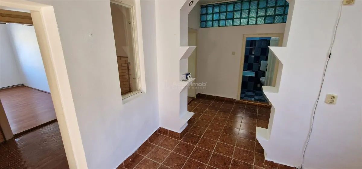 House / villa for sale 100 sqm in Resita, Muncitoresc area - foto 7