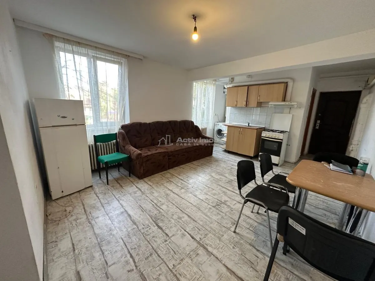 Apartment with 2 bedrooms for sale 40 sqm in Resita, Moroasa 2 area - foto 1
