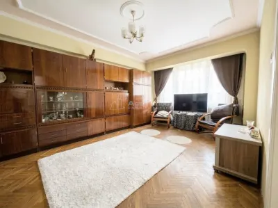Apartament cu 3 camere pe pietonala Republicii – Ultracentral - balcon cu vedere spre pietonala si 2 boxe la subsol - Oradea