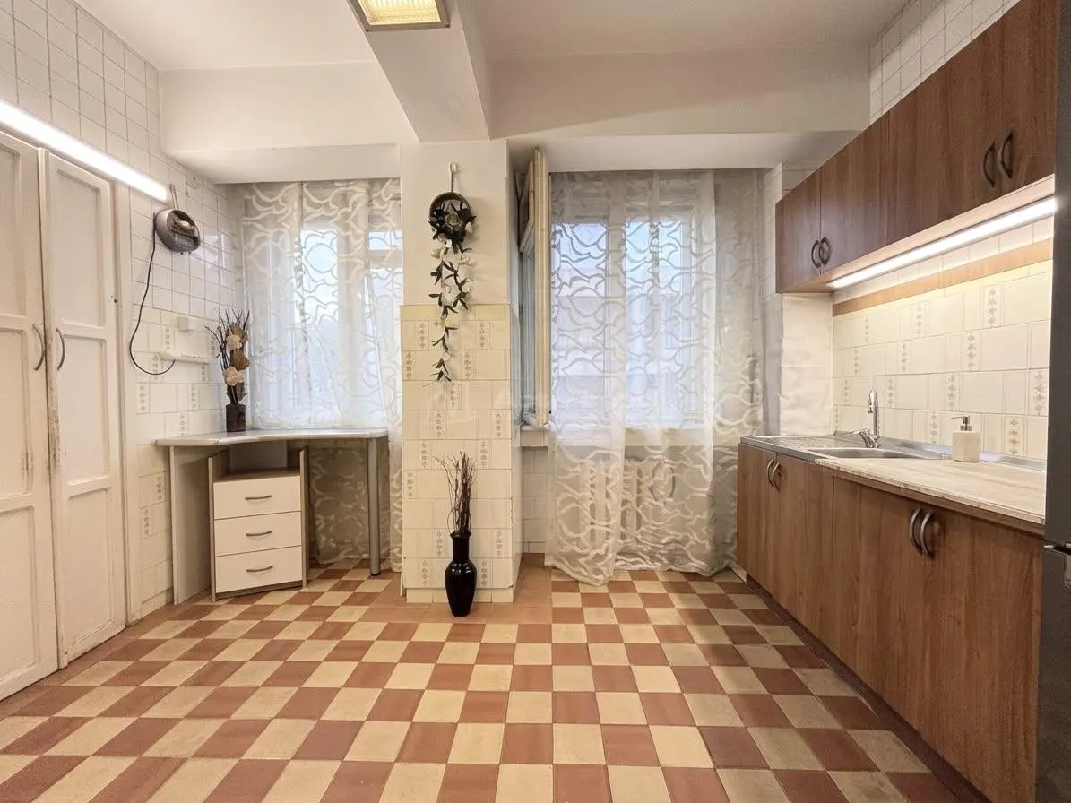 Apartament cu 3 camere pe pietonala Republicii – Ultracentral - balcon cu vedere spre pietonala si 2 boxe la subsol - foto 11