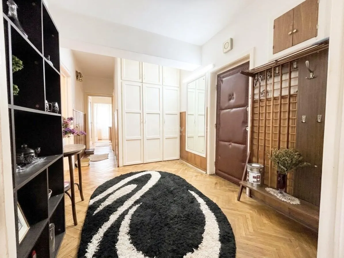 Apartament cu 3 camere pe pietonala Republicii – Ultracentral - balcon cu vedere spre pietonala si 2 boxe la subsol - foto 3