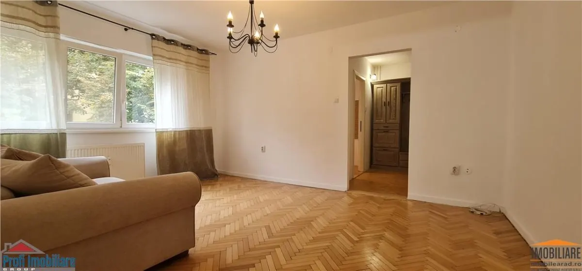 Apartament 2 camere et.1 pe B-dul Revolutiei, zona Banca ING Podgoria - foto 6