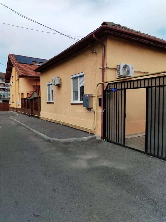Casa in Hunedoara, central - foto 1